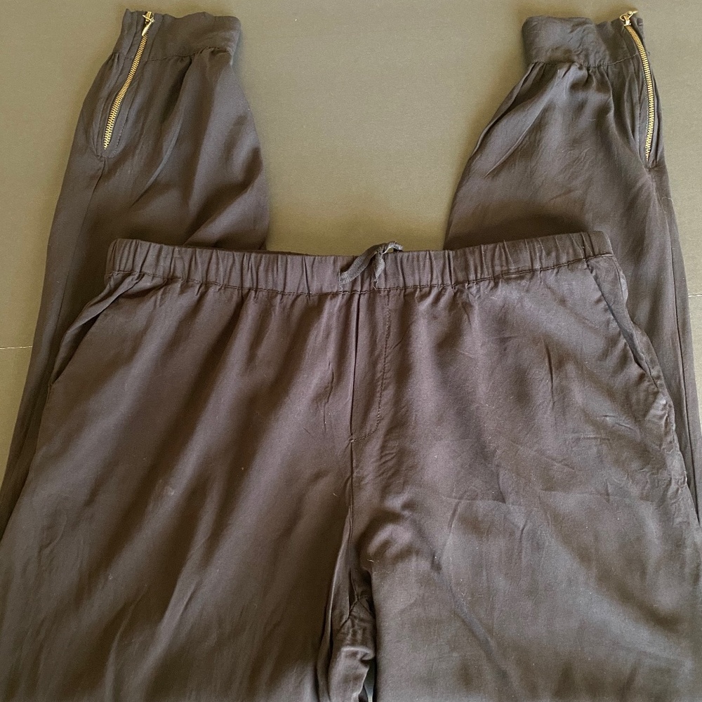 BLACK PANTS WITH ZIPPER ANKLE